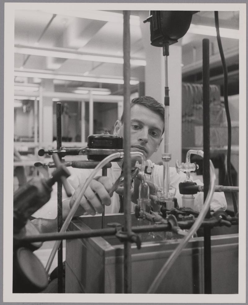 Laborboy Mit Räder Robert L. Blumberg in laboratory | MIT Museum