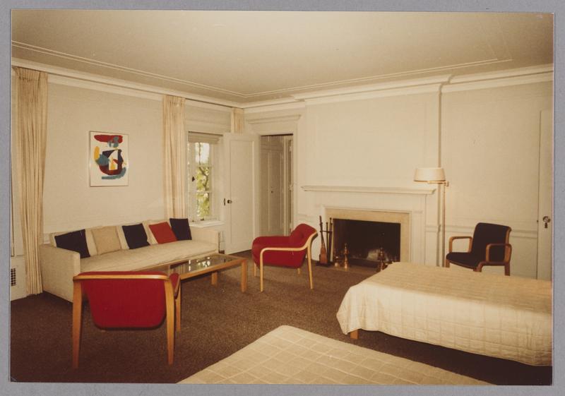 Building E01, President's House, interior, bedroom, circa 1980 | MIT Museum