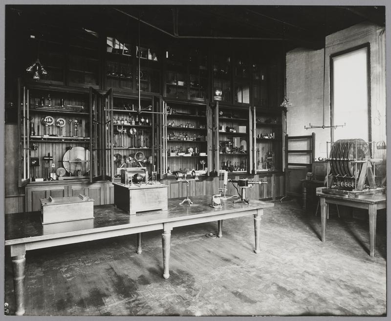 Department of Physics -- Boston Campus -- Laboratories -- Optical Lab ...
