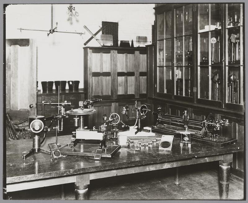 Department of Physics -- Boston Campus -- Laboratories -- Optical Lab ...